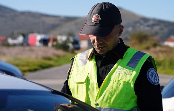 policija