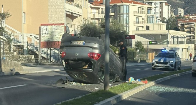 Prevrnuo se automobil u Bečićima, povrijeđeni transportovan kolima Hitne pomoći