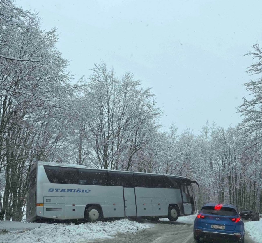 Više nezgoda prema Šavniku, pet povrijeđenih, autobus proklizao