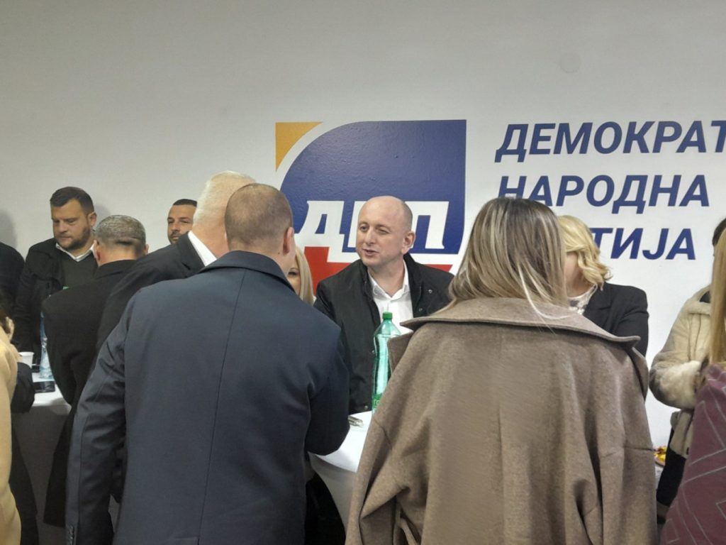 FOTO – DNP otvorio kancelariju u Budvi; Knežević: Aktuelna vlast nastala na korupciji i brutalnoj prevari građana
