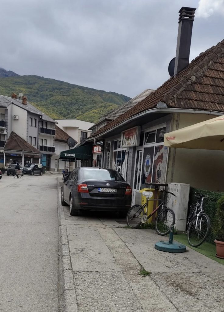 Iz Bošnjačke stranke zloupotrijebili službena vozila? Direktor Komunalnog Gusinje ustupio službena vozila maloljetnom sinu, išao njima na Kopaonik i koristio ih za prevoz peleta!