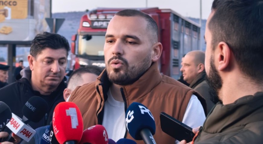 Terzić sa blokada: Juče je trebalo da se uplašimo onog sa bejzbol palicom, danas nas ovaj salijeće čekićem, očekujem da neko dođe sjutra sa motornom šegom, a prijetili su da će doći 30 momaka da nas prebiju