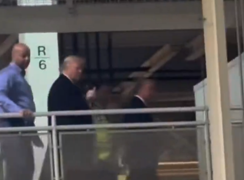 Tramp pokazao srednji prst radniku fabrike koji ga je vrijeđao (VIDEO)