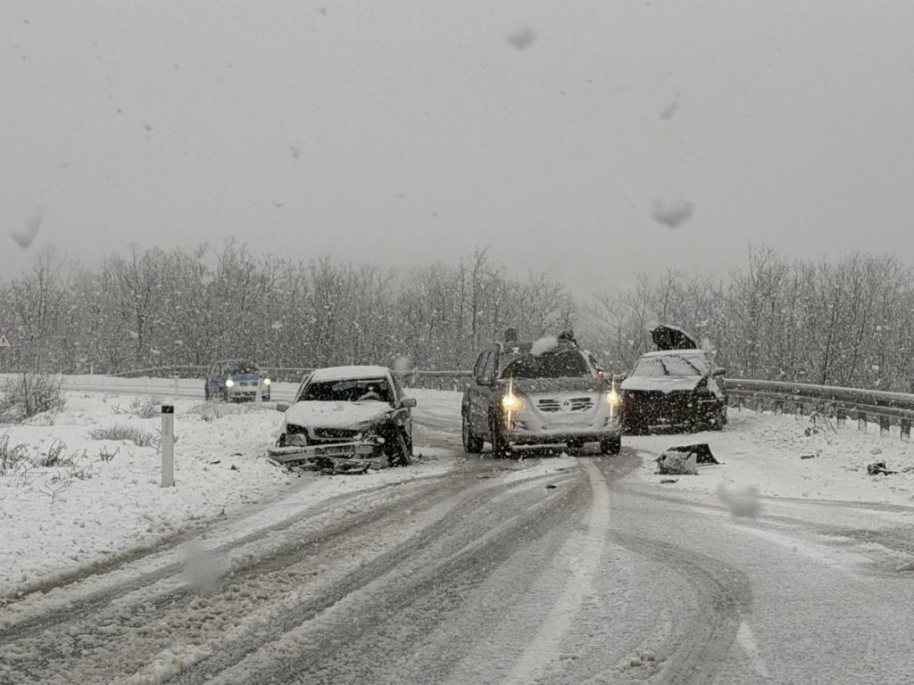 Za 24 sata deset saobraćajnih nezgoda, tri osobe lakše povrijeđene