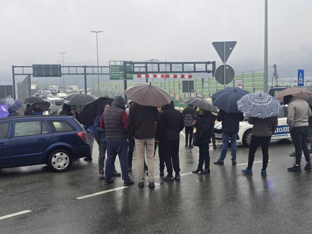 Već par dana traju blokade kod autoputa, mještani park šume Zagorič se žale zbog previsokih cijena sudskog postupka kao i kamata