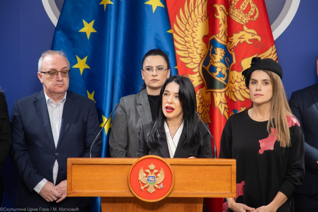 DPS se sjetio „dostojanstva države“: Oni koji su 90-ih gazili crnogorski identitet sada dijele lekcije o simbolima