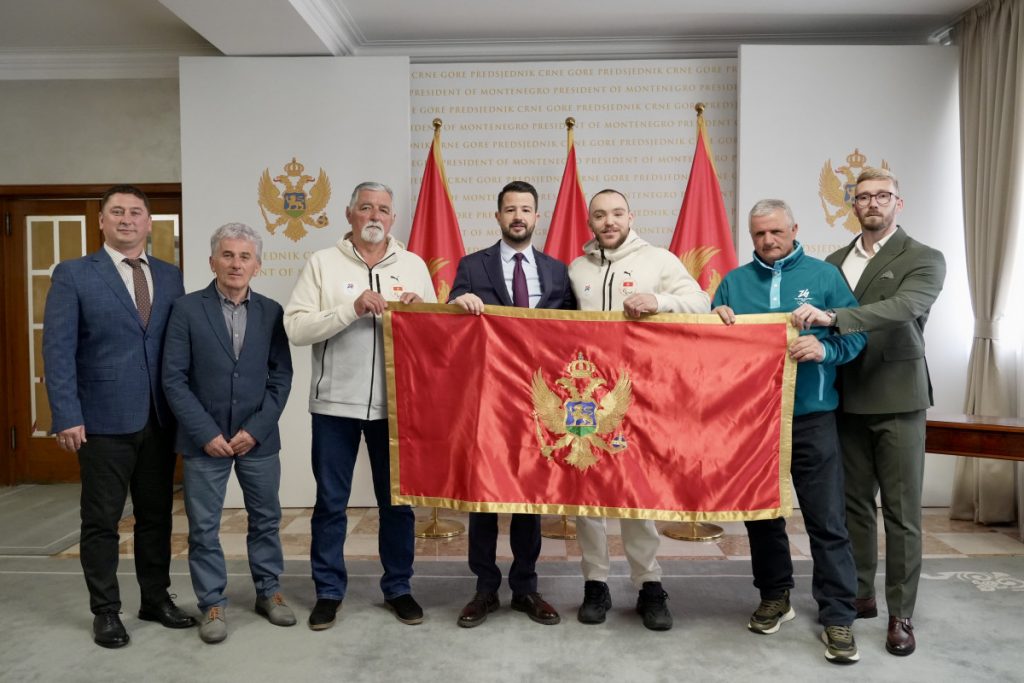 Crna Gora prvi put ima predstavnika na Zimskim paraolimpijskim igrama: Milatović uručio Šibaliću zastavu i poželio uspjeh