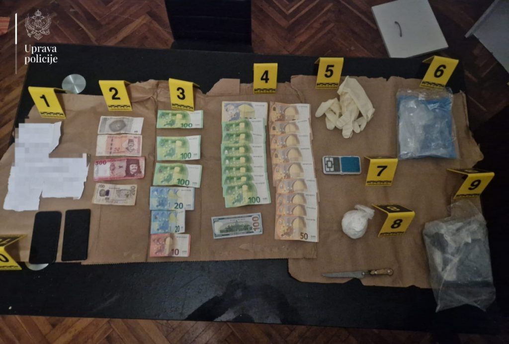 Policija u Danilovgradu zaplijenila 700 grama kokaina, novac i telefone sa kripto zaštitom: Uhašena dva lica