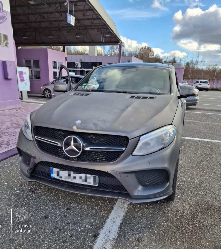 Granična policija oduzela Mercedes sa njemačkom potjernicom: Uhapšen vozač, falsifikovao dokumenta