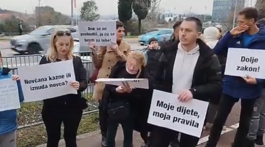 Protest grupe građana protiv Zakona o obaveznoj imunizaciji djece