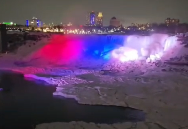 Screenshot 2026-02-16 at 19-51-43 NIJAGARINI VODOPADI U BOJAMA SRPSKE TROBOJKE Pogledajte spektakularni prizor za Dan državnosti (FOTO VIDEO) pink.rs