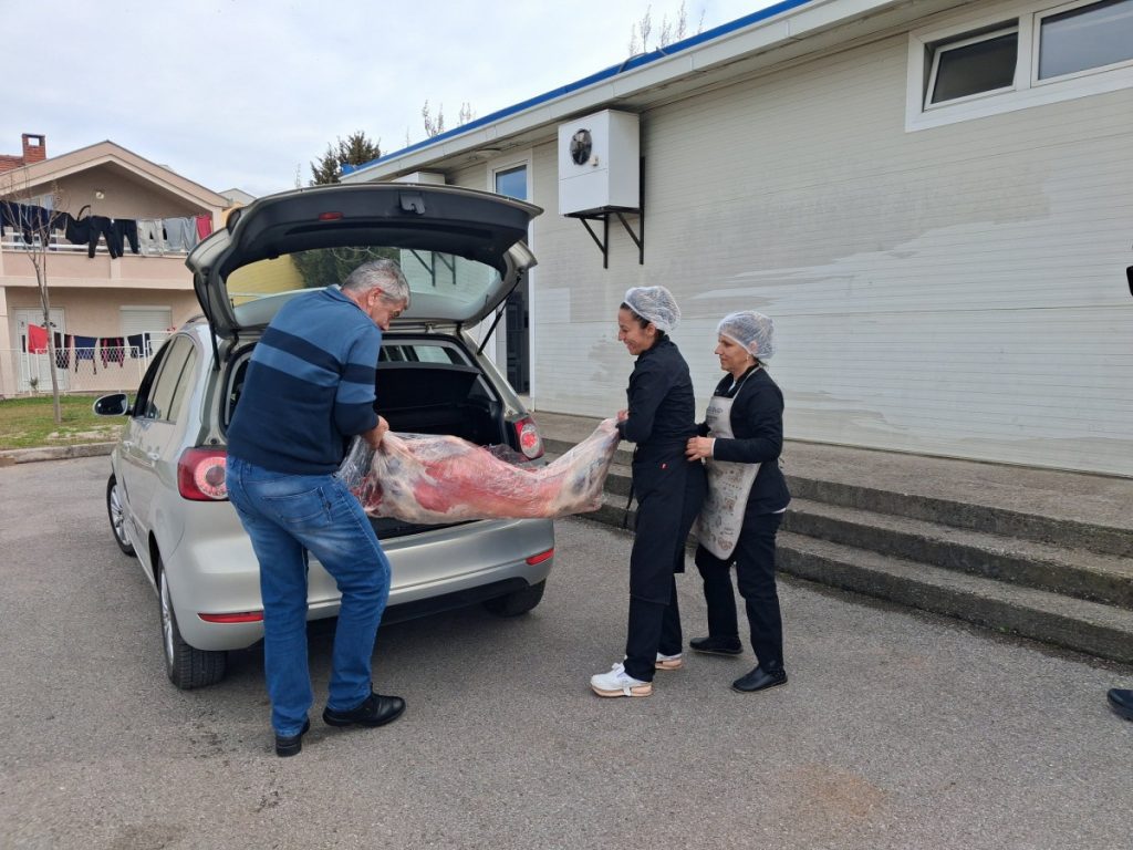 Kada neće menadžment Glavnog grada, Mugoša donirao jagnje Narodnoj kuhinji