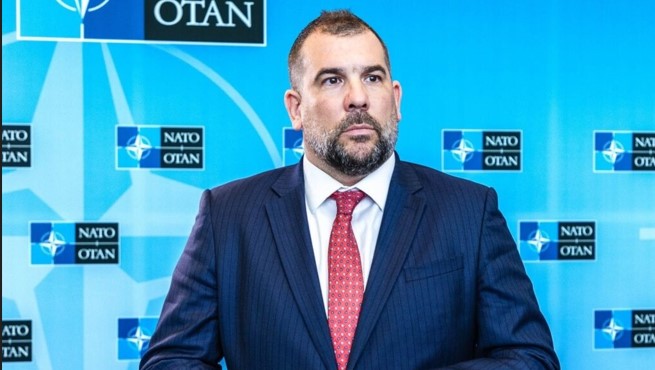Krapović uklonio nepropisno parkirani automobil u Budvi: Komunalna policija krenula da mu diže kola, ministar reagovao