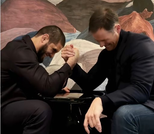 Ministar Mali i MMA borac Mahačev obarali ruke: Brate, hajde da vidimo koliko si jak (VIDEO)