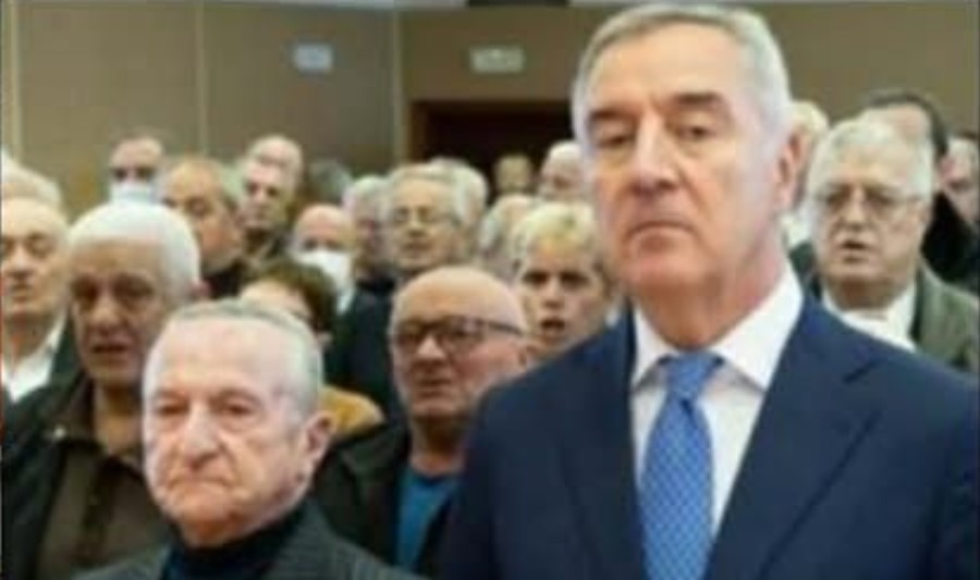 Iz PES-a podsjećaju Vešovića da mu nije bilo poniženje minimalna penziju od 170 eura dok se slikao uz Mila