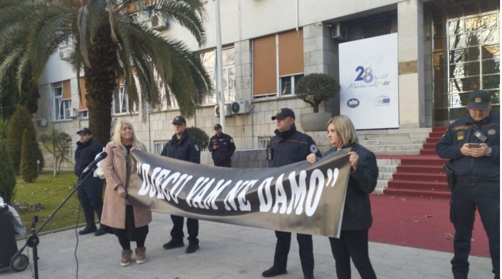 U Podgorici održan protest zbog obavezne vakcinacije djece: Građani zahtjevaju pravo na izbor