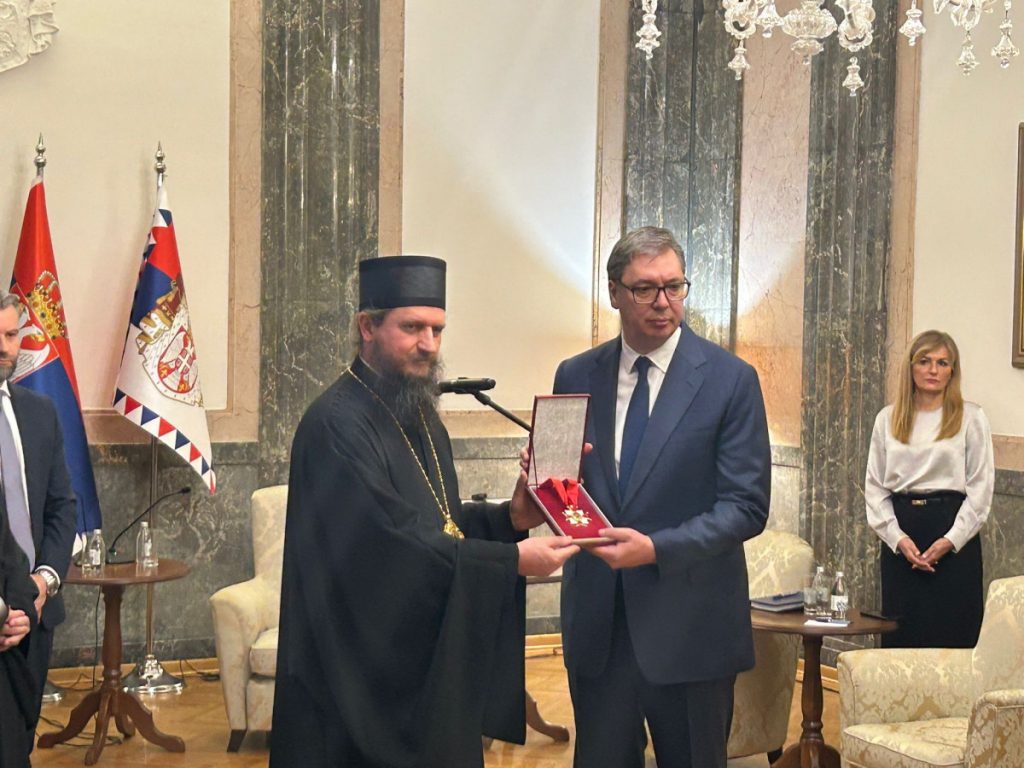 Pored kralja Petra, bićete upisani zlatnim slovima u krajišku istoriju: Episkop Sergije odlikovao Vučića!