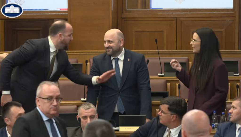 (VIDEO) HAOS U SKUPŠTINI: Poslanici DPS-a pokušali da blokiraju rad parlamenta, pa opkolili ministra pravde!