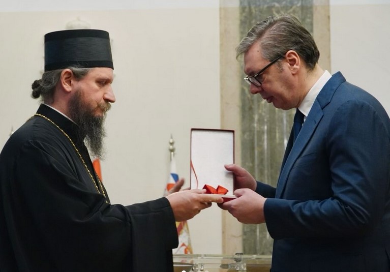 Vučić poručio episkopu bihaćko-petrovačkom: Pripadamo istom narodu, niko ne može da nas odvoji