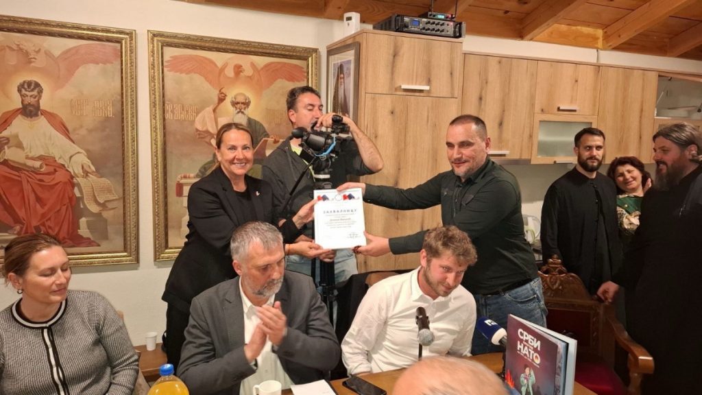 „SA TRIBINE ‘ZLO PROLJEĆE ’99’ POSLATA SNAŽNA PORUKA – ISTINA, PAMĆENJE I DOSTOJANSTVO NE SMIJU UTIHNUTI”