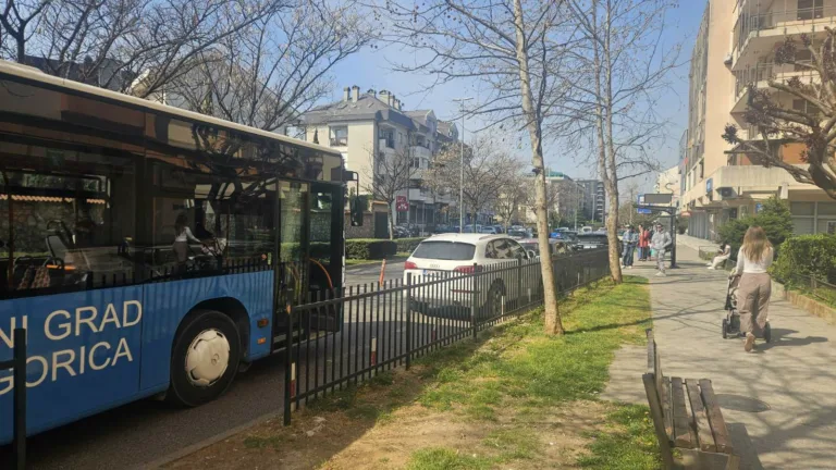 Nesavjesni vozači blokiraju traku u Bulevaru Pera Ćetkovića, autobusi ostaju zaglavljeni