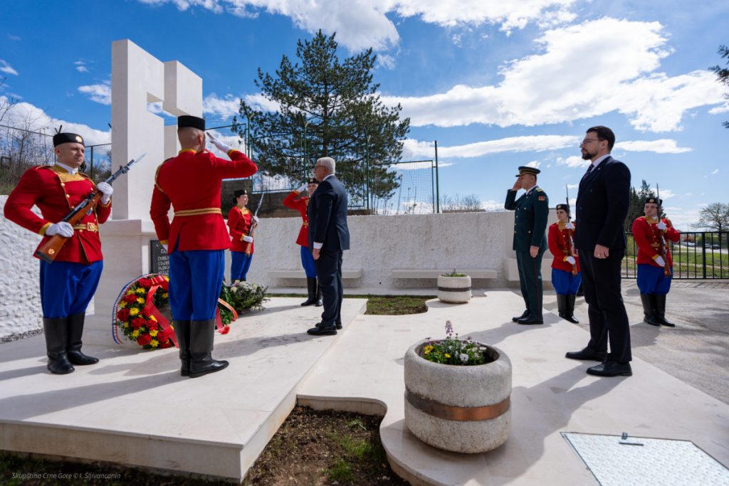 (FOTO/VIDEO) Mandić u kasarnama Danilovgrad i Masline položio vijence stradalim herojima u NATO agresiji: Dužni smo da čuvamo mir i stabilnost da bi se nove generacije radovale životu!