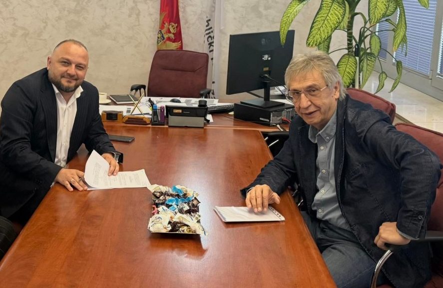 Direktor_Fonda_dr_Aleksandar_Ružić_prilikom_potpisivanja_Ugovora_sa_predstavnikom_Specijalne_bolnice_-Ospita-_iz_Beograda_1004x900