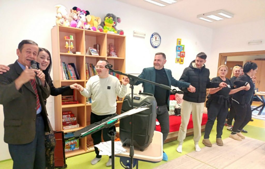Humanitarni muzičko-pjesnički nastup Dragana Koprivice i prijatelja u Rožajama