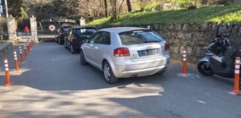Svakodnevno parkiranje kod glavne kapije Park šume Gorica blokira prolaz i narušava red