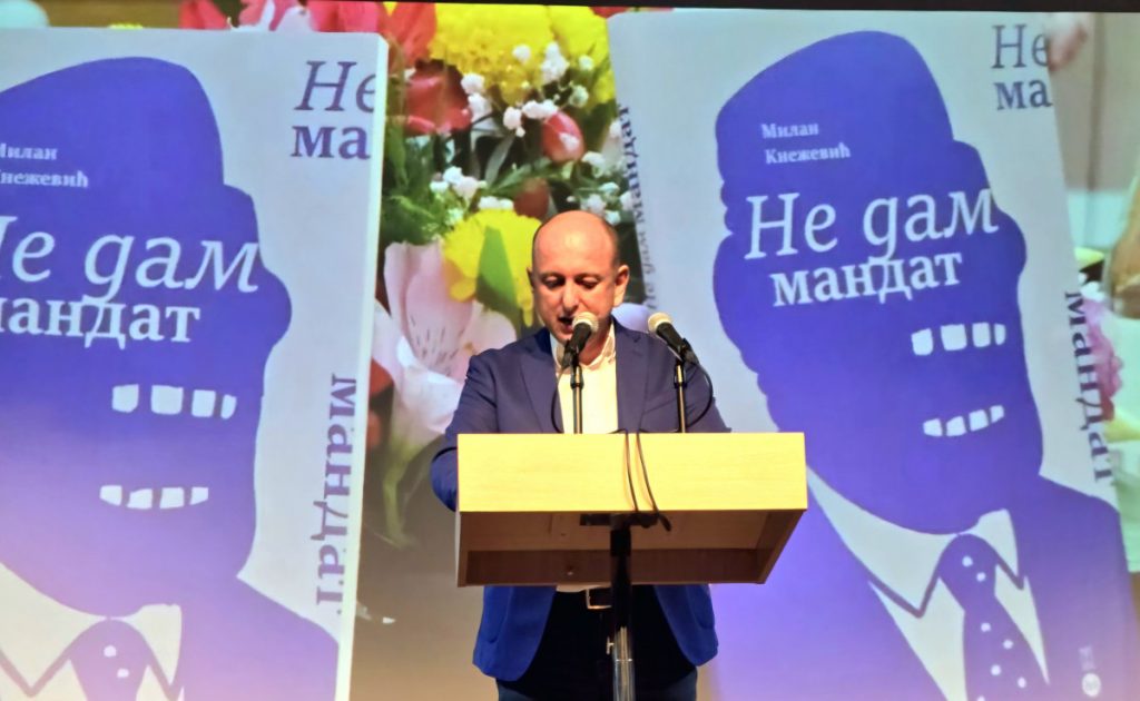 Promocija knjige pjesama „Ne dam mandat“ Milana Kneževića sinoć u KIC-u „Zeta“ uz smijeh i aplauze