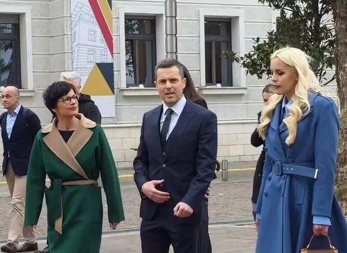 Kos-Mujovic-i-Ljiljanic-foto-glavni-grad