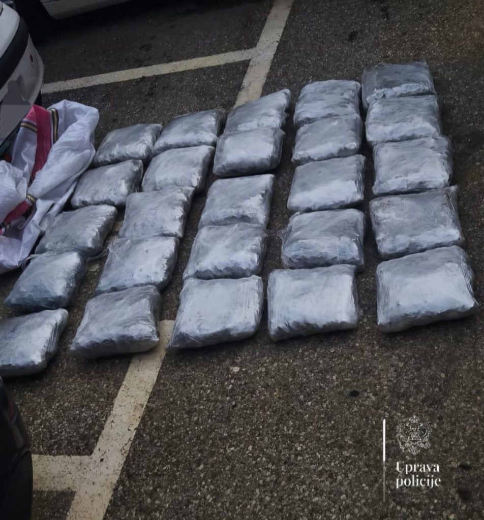 Podgorica: Uhapšen vozač, nakon potjere policija pronašla 26 kilograma marihuane