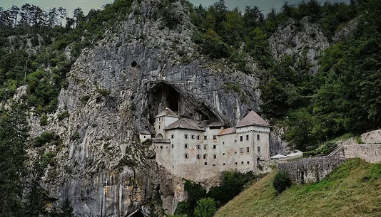 Najneobičniji dvorac na svijetu; Uklesan je u litici, a evo koliko košta ulaznica