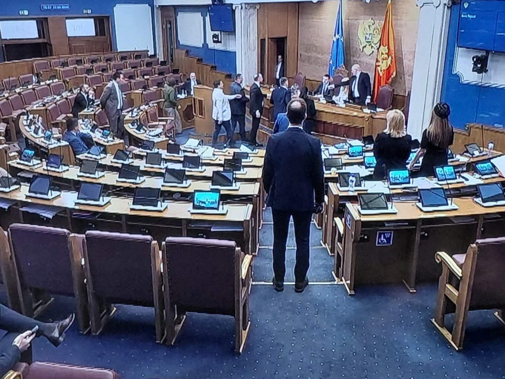 Prekinuta sjednica Skupštine: Pejović oduzeo riječ Vuković – Kuč, poslanici DPS-a zauzeli prostor ispred stola predsjedavajućeg