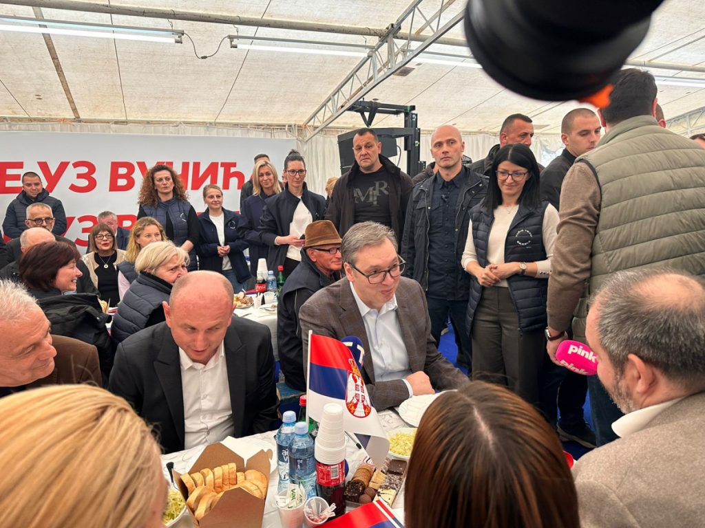 Vučić upitao Kneževića kako je u Crnoj Gori, on poručio da nam je skuplje gorivo nego droga