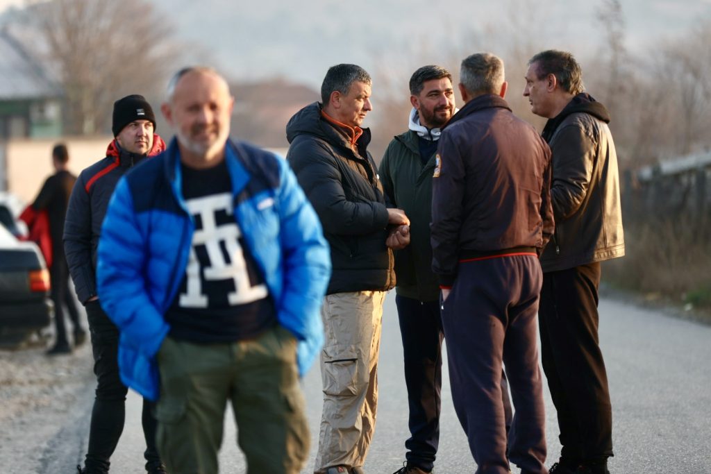 FOTO – Botunjani i danas protestuju, Stojanović: Zapaljen bager na gradilištu, obezbjeđenje nije reagovalo