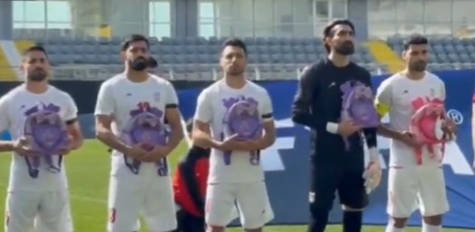 Reprezentativci Irana izašli na teren sa đačkim torbama: Odali počast ubijenim učenicama (VIDEO)