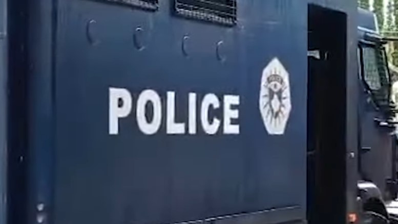 Kurtijeva policija upala u srpske kuće, priveli petoro ljudi