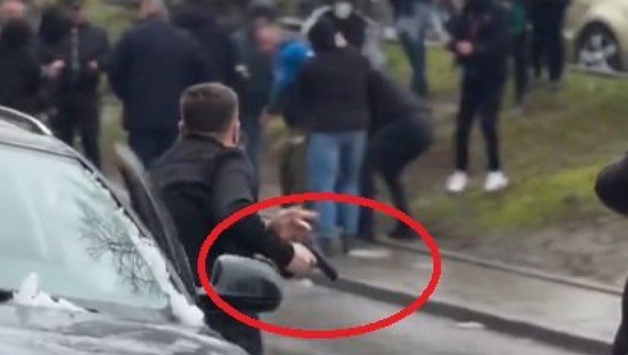 Haos u Bajinoj Bašti: Finansijer blokadera potegao pištolj na ljude iz SNS-a (VIDEO)