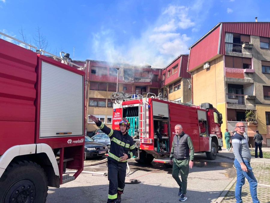Izgorio stan u Integralovom naselju u Nikšiću, vatrogasci gase požar koji se širi krovom! (VIDEO/FOTO)