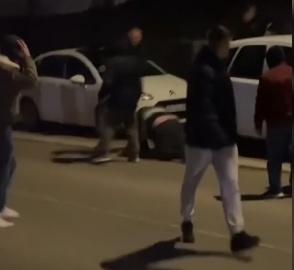 UZNEMIRUJUĆI SNIMAK zvjerskog premlaćivanja aktiviste SNS-a Boru! Jedan blokader ga drži, desetorica ga krvnički tuku i šutiraju! (VIDEO)