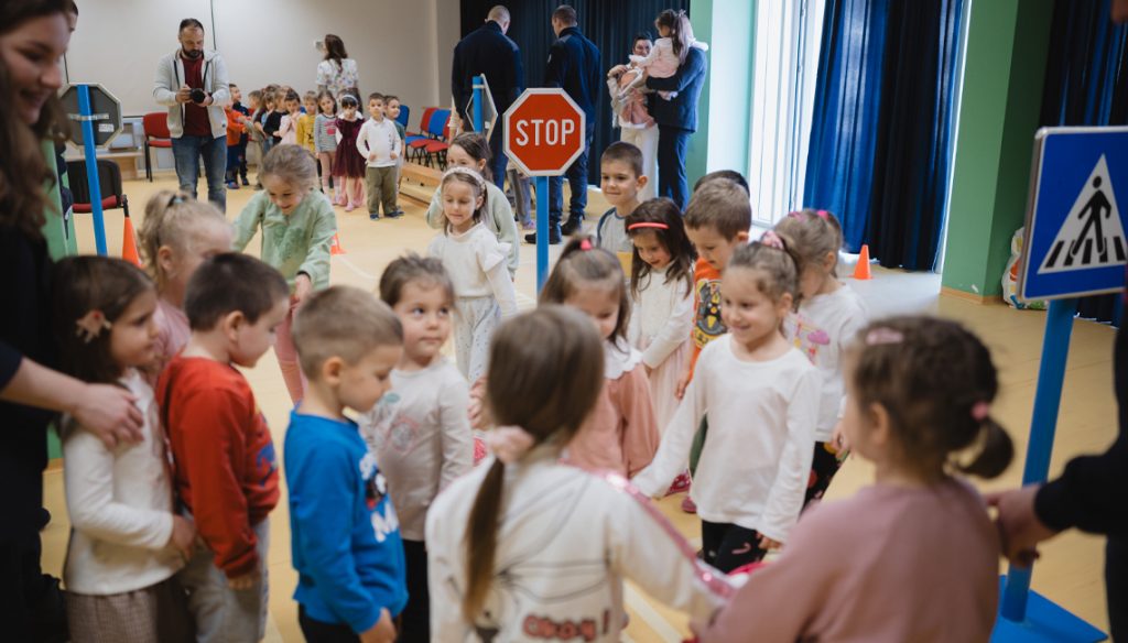 Mališani kroz igru i poligon učili kako da bezbjedno voze bicikl i koriste zaštitnu opremu