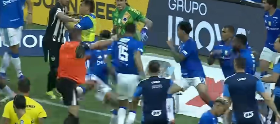 (VIDEO) Masovna tuča u Brazilu: Poslije opšte „makljaže“ dodijeljena 23 crvena kartona