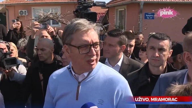 Vučić u selu Kotraža razgovara sa mještanima