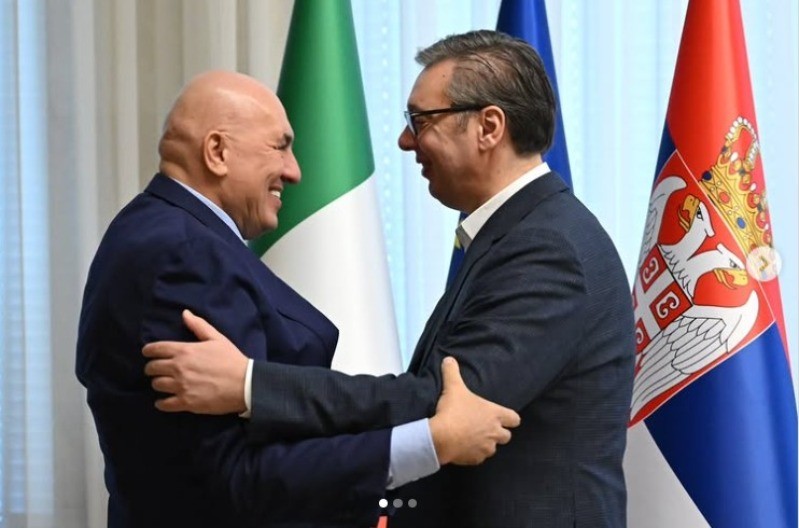 Vučić sa italijanskim ministrom odbrane: Predsjednik Srbije dobio i specijalan poklon