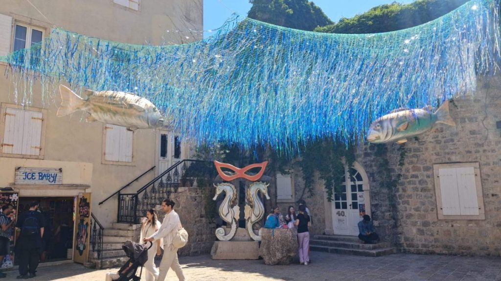 Budva diše punim umjetničkim plućima: „Morski karneval“ donio novi duh Mediterana u Stari grad