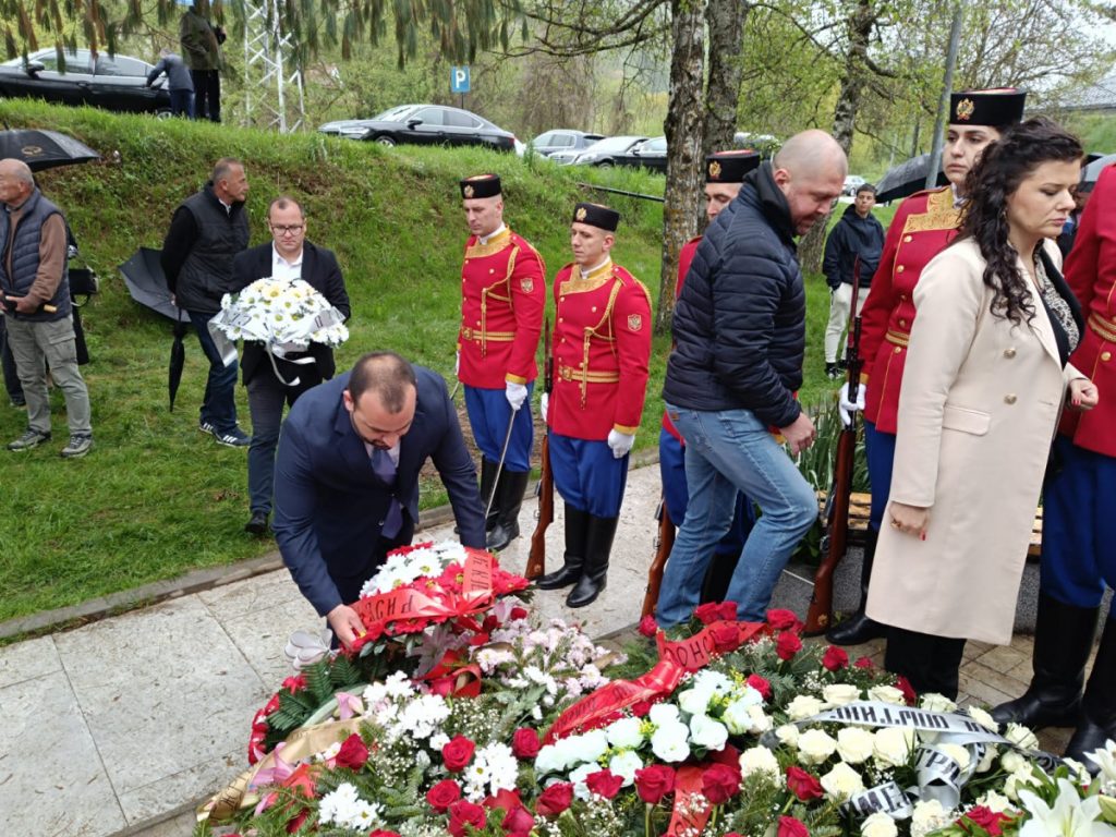 Udruženje Vasojevića Primorja i Boke u Murinu položilo vijenac: Obilježeno 27 godina od NATO bombardovanja i stradanja civila