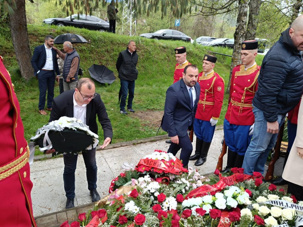 „Serdar“ položio vijenac u Murinu: Sjećanje na nevine žrtve NATO agresije kao trajna obaveza i opomena
