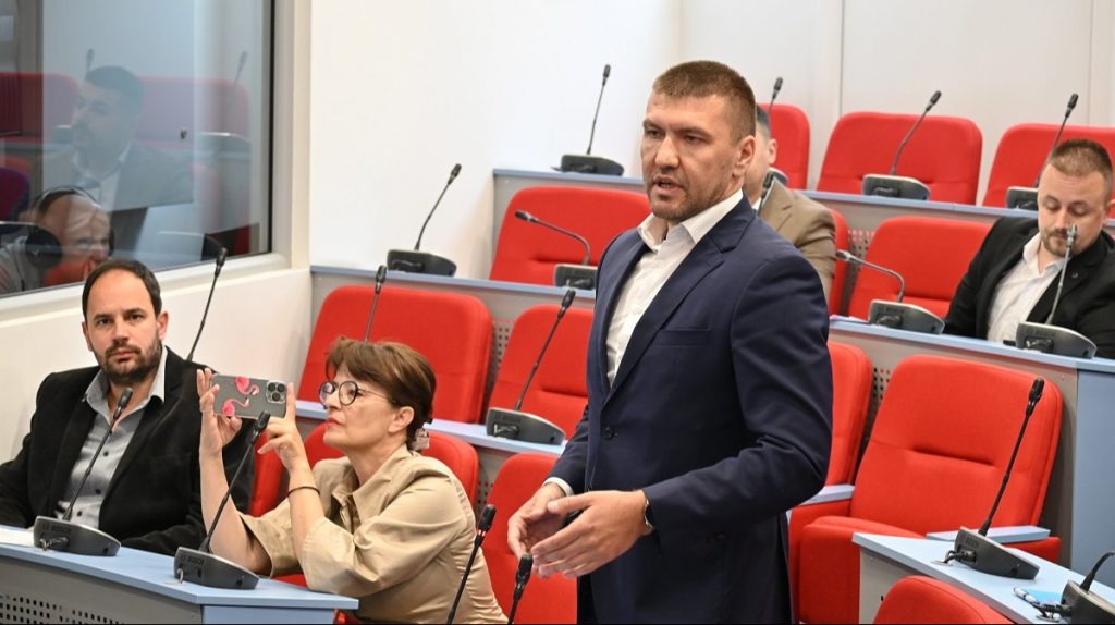 Bijelo Polje: Oštra polemika vlasti i opozicije obilježila sjednicu Skupštine