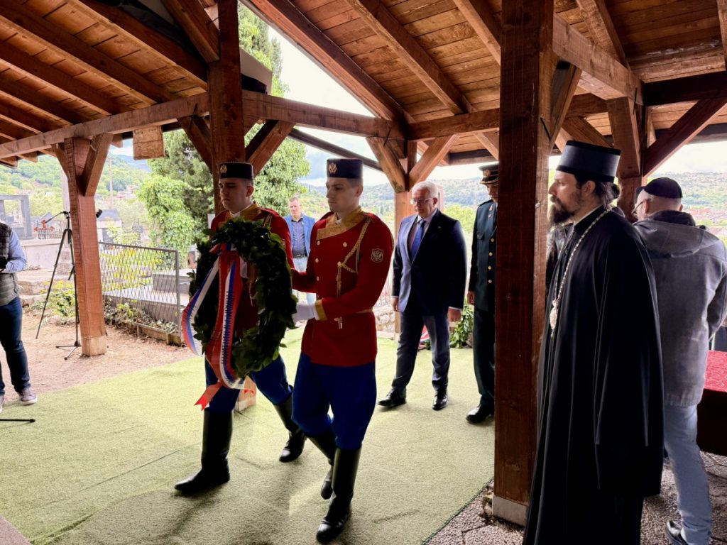 (FOTO) Vladika Pajsije služio u Doljanima: Sjećamo se svih nevino stradalih staraca, žena i djece, mučenike postradale u logorima u Drugom svjetskom ratu